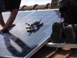 Cuanto-tiempo-se-tarda-en-instalar-placas-solares-en-un-tejado